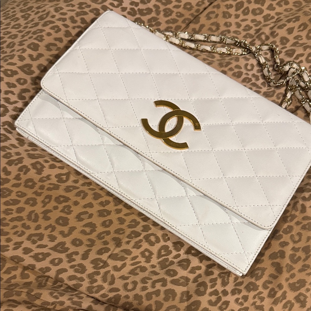 No Boundaries White Quilted Shoulder Bag with Gold Hardware and real leather ❤️